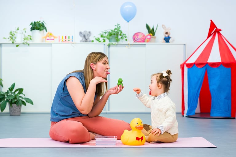 Kind met downsyndroom en therapeut