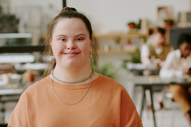 Medium close up portret van gelukkige vrouw met downsyndroom die poseert voor foto