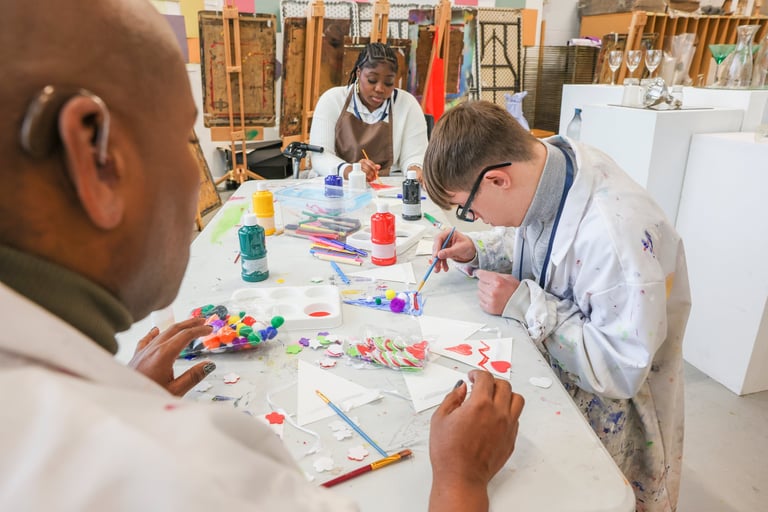 Mensen met downsyndroom in een creatieve workshop